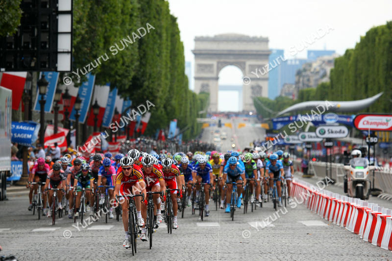 Peloton at Champs-Elysees009p.jpg